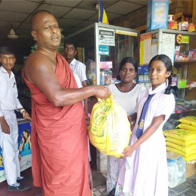 වියලි ආහාර ද්‍රව්‍ය බෙදා දීම.