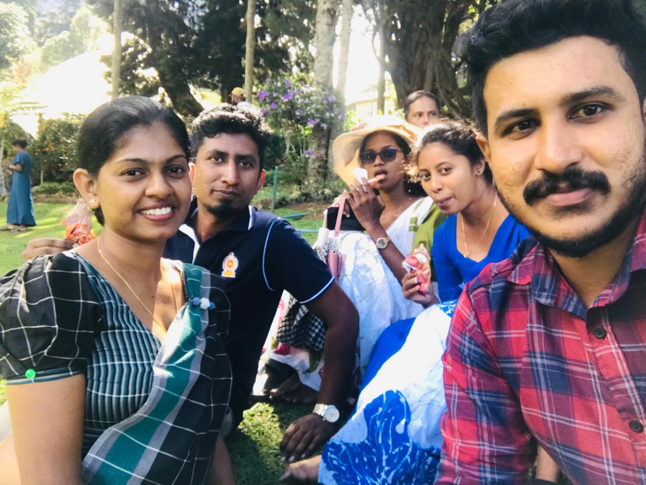 අපි ලක්වැසියෝ